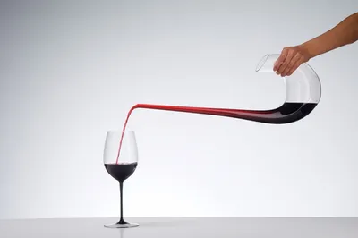 налейте красное вино в бокал красное вино течет в бокал вина Фон Обои  Изображение для бесплатной загрузки - Pngtree