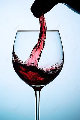 Бокал вина в природе стоковое фото. изображение насчитывающей небо -  155309532
