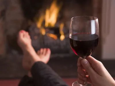 Бокал вина в женской руке на фоне огня в камине, Stock Footage Включая: 4k  и алкоголик - Envato Elements