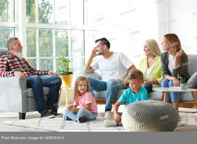 Большая семья, отец, мать и 3 дочи Стоковое Изображение - изображение  насчитывающей зеленый, дети: 28520865
