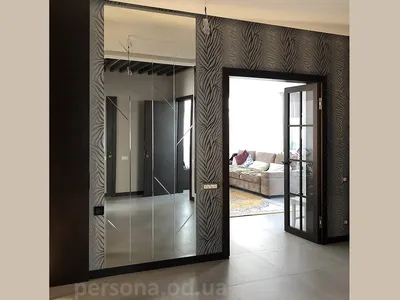 Большое зеркало на стене в гостиной в Минске