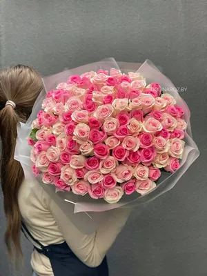 35 белых роз в большой розовой коробке шкатулке с макарунсами с доставкой  на дом в Санкт-Петербурге. Заказать нежный букет из белых розочек.