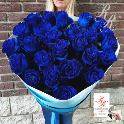 Букет 19 синих роз с зеленью купить с доставкой в СПб