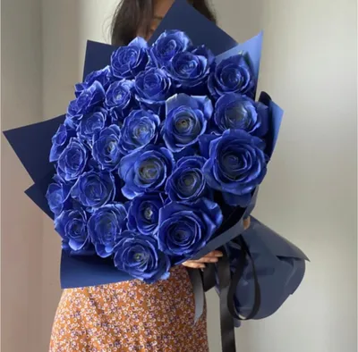 Букет в коробке из синих роз и гвоздики | купить недорого | доставка по  Москве и области