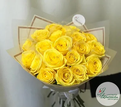 Большой букет жёлтых роз стоит на…» — создано в Шедевруме