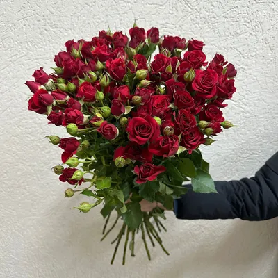 Красные розы купить в Москве букет красных роз недорого с доставкой в  магазине Во имя розы