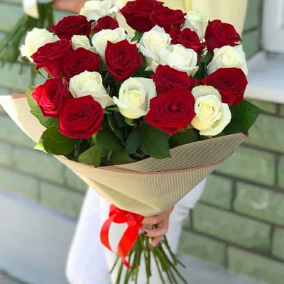 Капсульная коллекция, Букет Альфа: красные розы с оформлением из чёрного  крафта по цене 5640 ₽ - купить в RoseMarkt с доставкой по Санкт-Петербургу