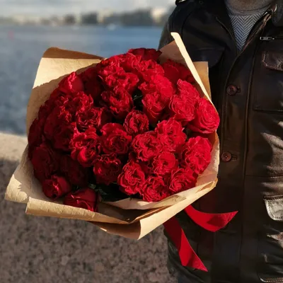 Букет цветов «Красные розы в ромашках» заказать с доставкой в Краснодаре по  цене 5 430 руб.