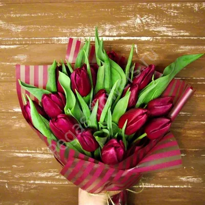Красные тюльпаны в коробке - купить в Москве по отличной цене с недорогой  доставкой в цветочном магазине BotanicaLab
