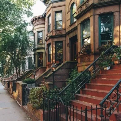 Путешествия | Природа on Instagram: “Бруклин, Нью-Йорк” | Nyc brownstone,  Brownstone, New york brownstone