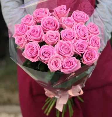 Букет из 19 роз с зеленью в упаковке - Цветочная мастерская Ангаж