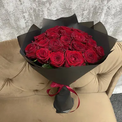 Купить Букет 19 бордовых роз в упаковке крафт в Запорожье. Доставка цветов  по Запорожью