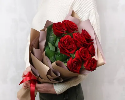 Букет из 9 красных роз 50-60 см (Россия) в дизайнерской упаковке - купить  по цене 2170 ₽ с доставкой, Санкт-Петербург