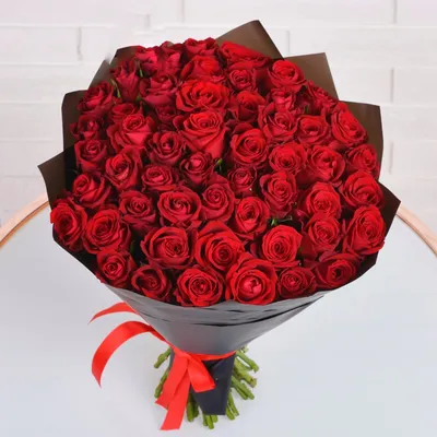Купить букет из 55 красных роз 60 см по доступной цене с доставкой в Москве  и области в интернет-магазине Город Букетов
