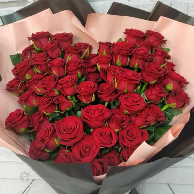 Букет 55 красных роз 50см. с доставкой в Санкт-Петербурге.