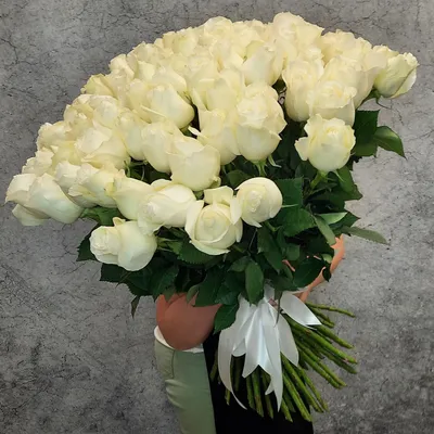 Купить букет из 25 белых роз 70 см по доступной цене с доставкой в Москве и  области в интернет-магазине Город Букетов