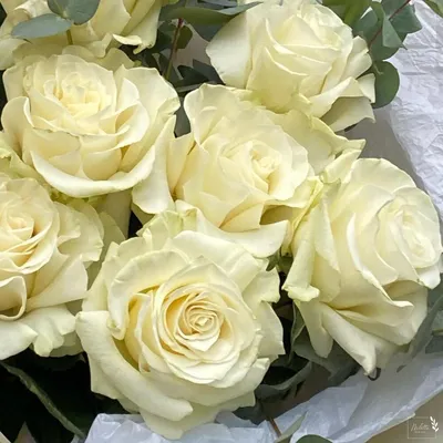Траурный букет из 50 белых роз (70см) от 7 700 руб - купить по выгодной  цене в Москве