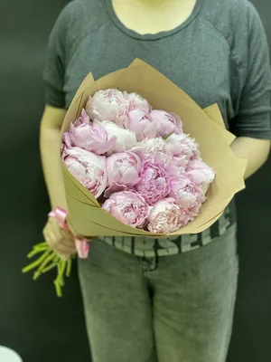 Букет из 15 бело-розовых пионов купить в Москве недорого с доставкой