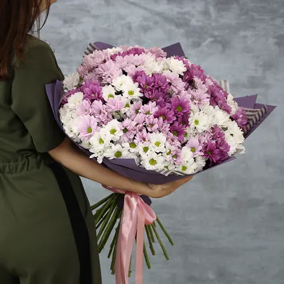 Купить цветы букет Букет из 35 кустовых хризантем в фиолетовой упаковке в  интернет магазине в СПб
