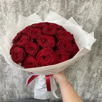 Букет из 25 красных роз в белой упаковке (50 см ) за 2950р. Позиция № 3772