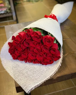 Almaflowers.kz | Букет из 25 красных роз сорта «Freedom» (80 см) - купить в  Алматы по лучшей цене с доставкой
