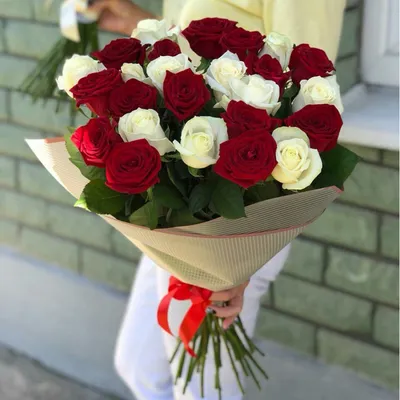 Букет из 25 роз белый в оформлении