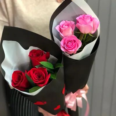Букет из 3 розовых роз premium 40-50 см (Эквадор) в стильной упаковке -  купить по цене 1345 ₽ с доставкой, Санкт-Петербург