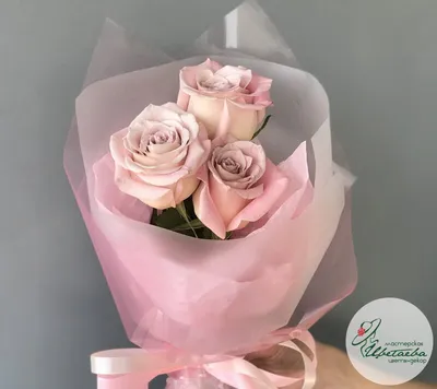 Букет из трёх роз с декором в упаковке с атласной лентой купить в интернет  магазине Новая Голландия