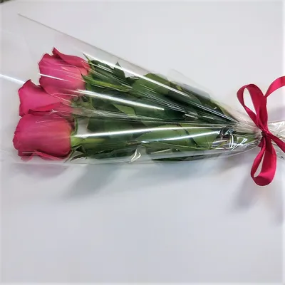 Заказать букет из трёх кремовых роз в упаковке за 550 рублей в  Санкт-Петербурге
