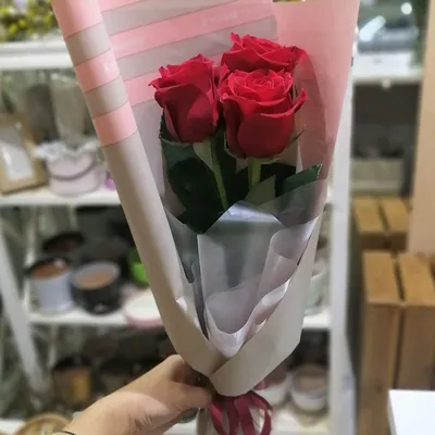 Букет \"3 красные розы в упаковке \" в салоне «Freesia»