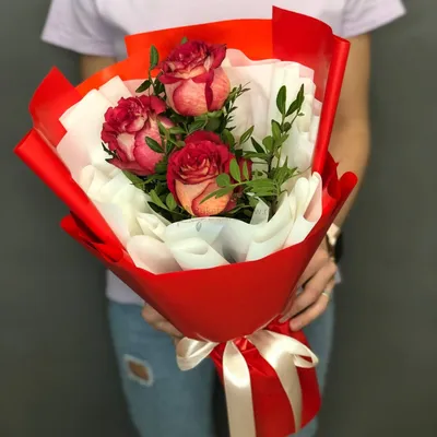 Купить Сборный букет из 3 белых роз Candlelight и трех кустовых роз в  Томске - доставка цветов МАКИ