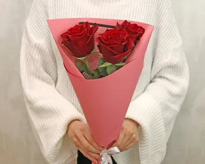 Купить Букет из 3 розовых роз Opala с эвкалиптом в Томске - доставка цветов  МАКИ