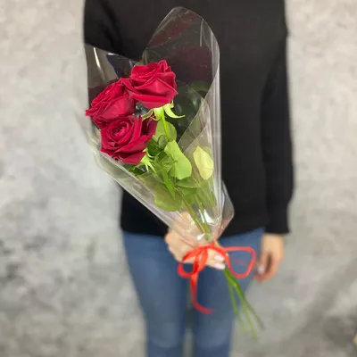 Купить Букет из 3 розовых роз с эвкалиптом в Томске - доставка цветов МАКИ