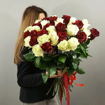 Букет из 33 красных и белых роз