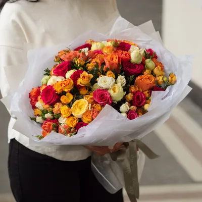 Букет цветов 33 розы Фруттето с лимониумом 💐 заказать в Москве с доставкой  по цене 13 390 ₽ | Флористическое кафе VioletFlowers 🌷