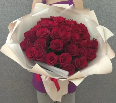 Купить букет из 33 красных роз (Россия) с лентой 60 см, Букет Маркет,33 розы  60 см,B2641, цены на Мегамаркет | Артикул: 600012516441
