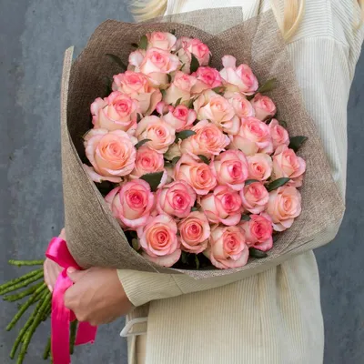 Купить букет из 37 розово-белых роз (60 см.) по доступной цене с доставкой  в Москве и области в интернет-магазине Город Букетов