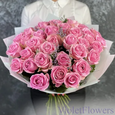 Букет цветов 37 роз Вэм с лимониумом 💐 заказать в Москве с доставкой по  цене 12 490 ₽ | Флористическое кафе VioletFlowers 🌷