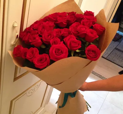 37 красных роз в крафтовом оформлении | Современные цветочные композиции,  Красные розы, Букет из роз