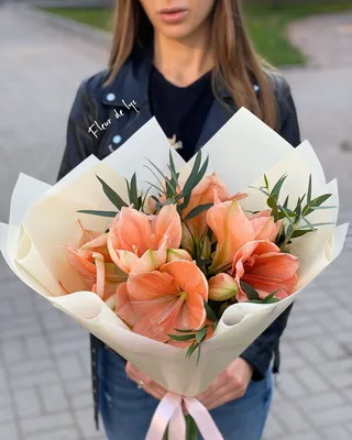 Купить букет с амариллисом в СПб ✿ Оптовая цветочная компания СПУТНИК