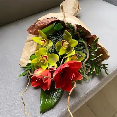Букет с амариллисами, розами и зеленью (заказчик Роснефть) купить с  доставкой в СПб