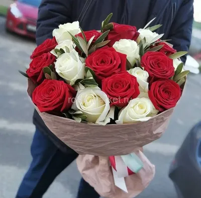 Букет цветов «25 красных и белых роз» заказать с доставкой в Краснодаре по  цене 3 240 руб.