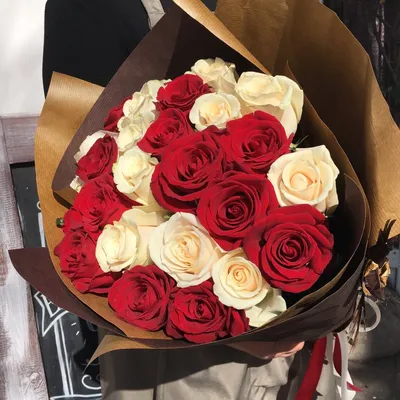 Букет из 19 белых и красных роз с зеленью заказать в интернет-магазине Роз-Маркет  в Краснодаре по цене 2 800 руб.