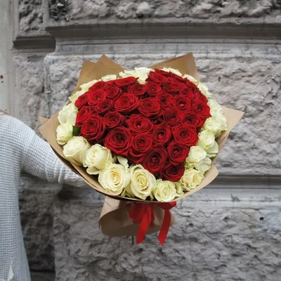 Букет из 11 белых и красных роз с лентой с доставкой в Новосибирске. Служба  доставки цветов и подарков - FLO365