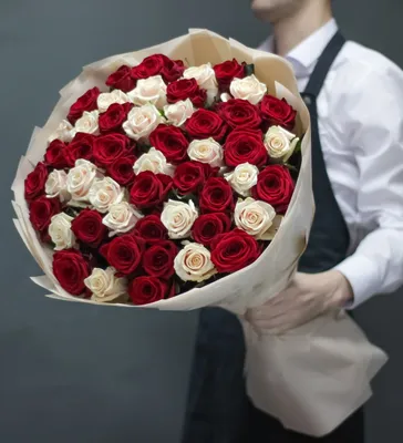 55 красных и белых роз по цене 14640 ₽ - купить в RoseMarkt с доставкой по  Санкт-Петербургу