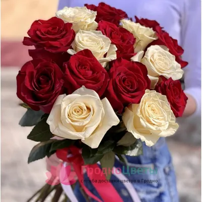Букет из 8 белых и 3 красных роз в крафт бумаге купить в Добруше, закажи, а  мы доставим.