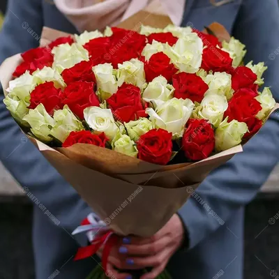 Букет из 35 красных и белых роз Standart - заказать цветы с доставкой в  Саратове