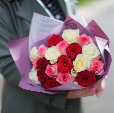 Траурный букет из живых цветов \"30 красных и белых роз\"– купить в  интернет-магазине, цена, заказ online