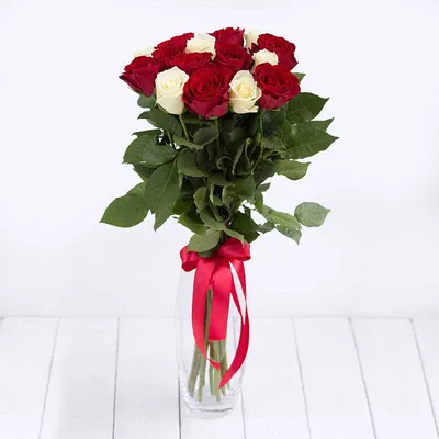 Букет из красных и белых кустовых роз \"Калейдоскоп\" - Cvety24.by
