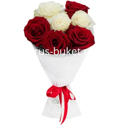 Букет красных и белых роз в крафте за 2400 ₽ с доставкой по Москве